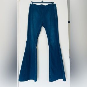 Free People Jenas Pull on Flare Blue Strech Mid rise- size 29 - Excellent Cond